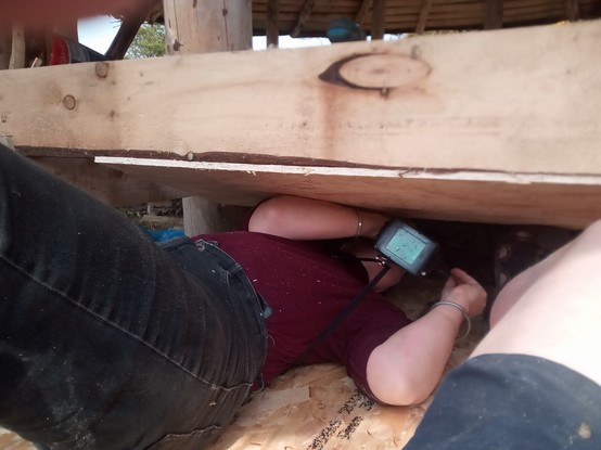 Fastening the underside of the wall support boxes was an extremely awkward job. A person lying on her back under the house, screwing upwards into the joist above her.