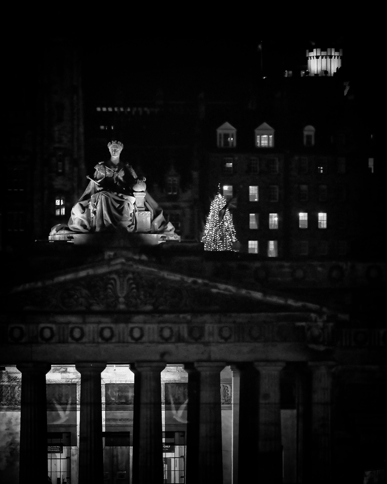 Statue of a Queen in top of the Royal Scottish Academy Statue of a Queen in top of the Royal Scottish Academy